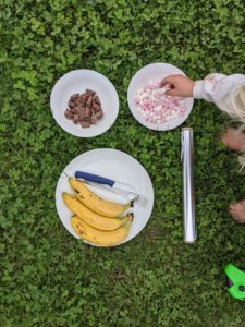 De ingredienten om zelf bananenbootjes te maken op een kampvuur.