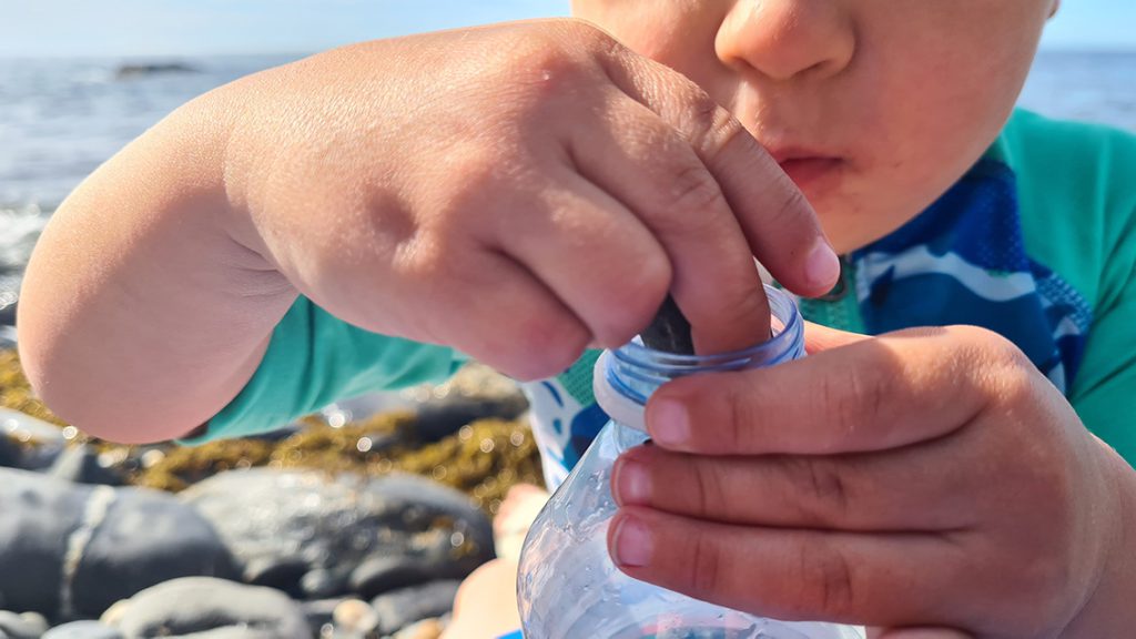 Jonge kinderen hebben weinig nodig. Deze fles vullen met kiezelsteentjes was de beste strandactiviteit voor mijn kleine!