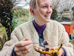 genieten van een bananenbootje, een lekker en makkelijk kampvuurgerecht