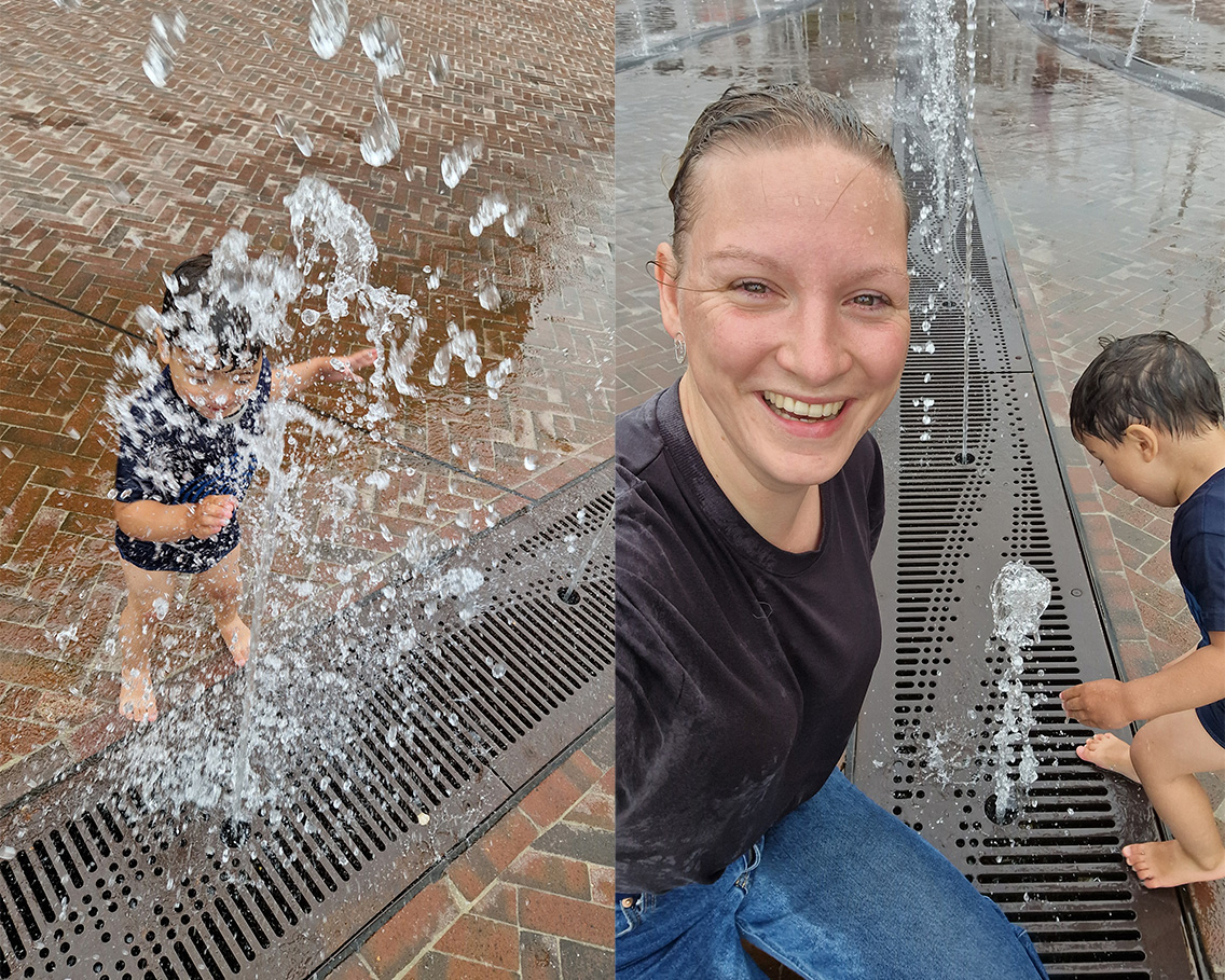 Samen spelen in een stadsfontein