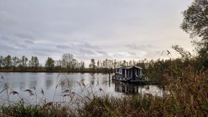 Slapen in een blokhutboot op de Biesbosch