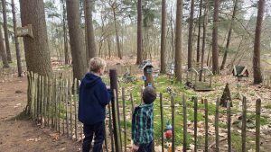 Zandstuvebos in Vroomshoop, een kabouterpad met knikkerbaan