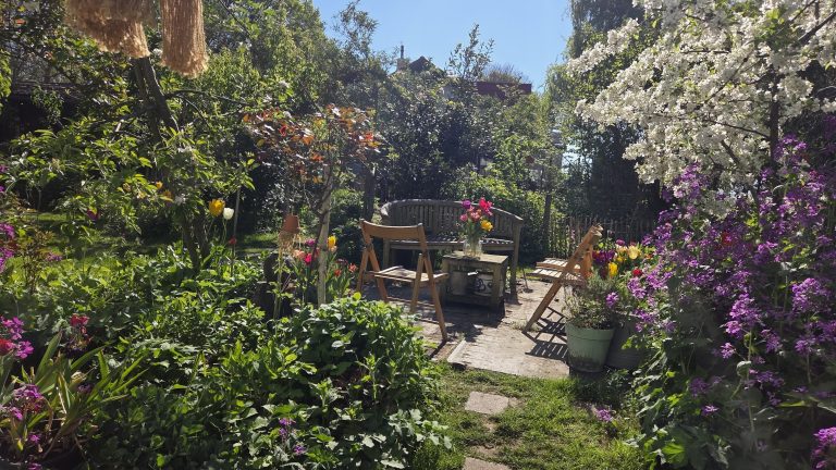 Een zitplekje bij Hanneke's Pluktuin